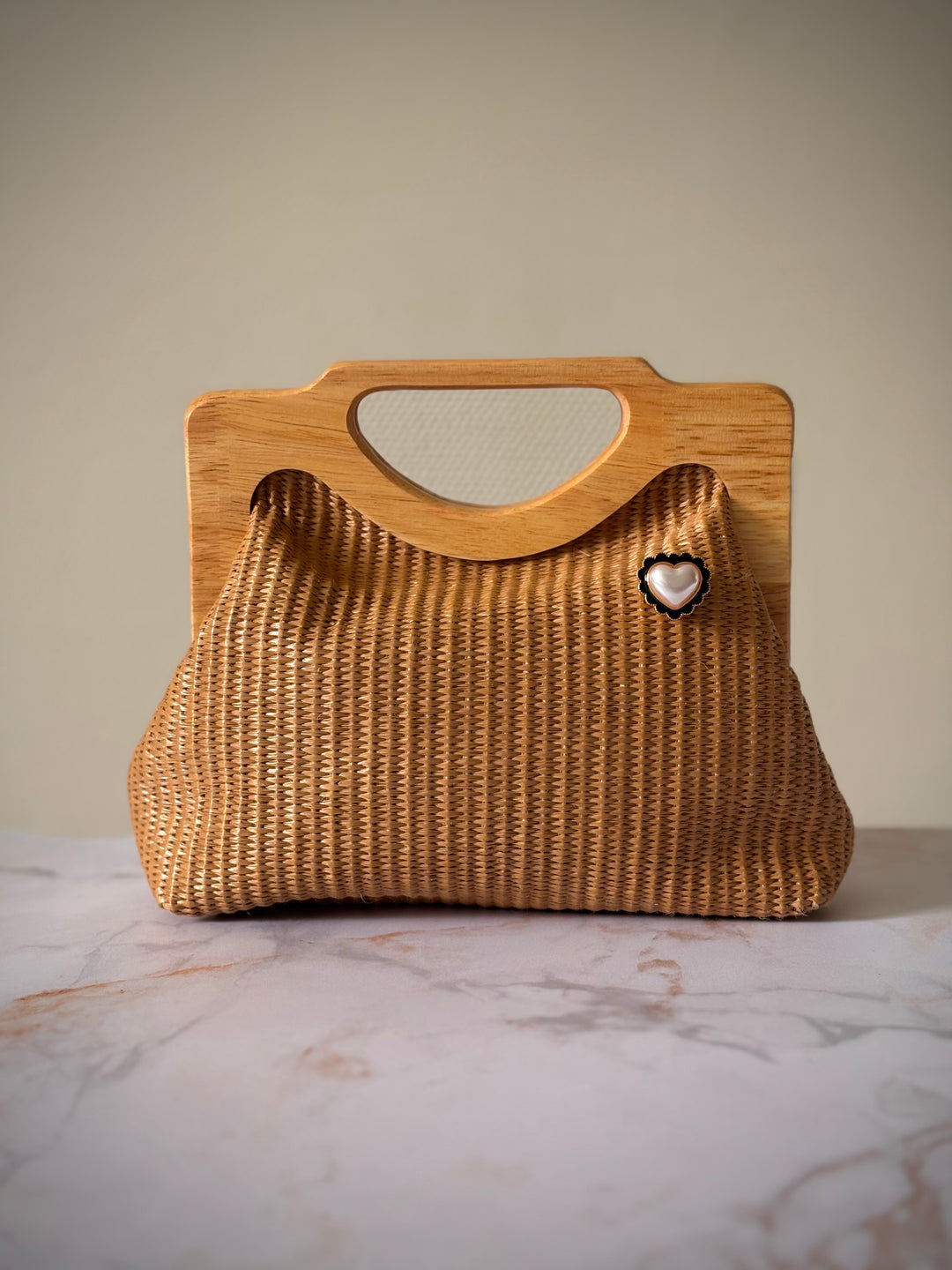 Bijou de bouton Petits Cœurs en Perles - porté en broche sur sac