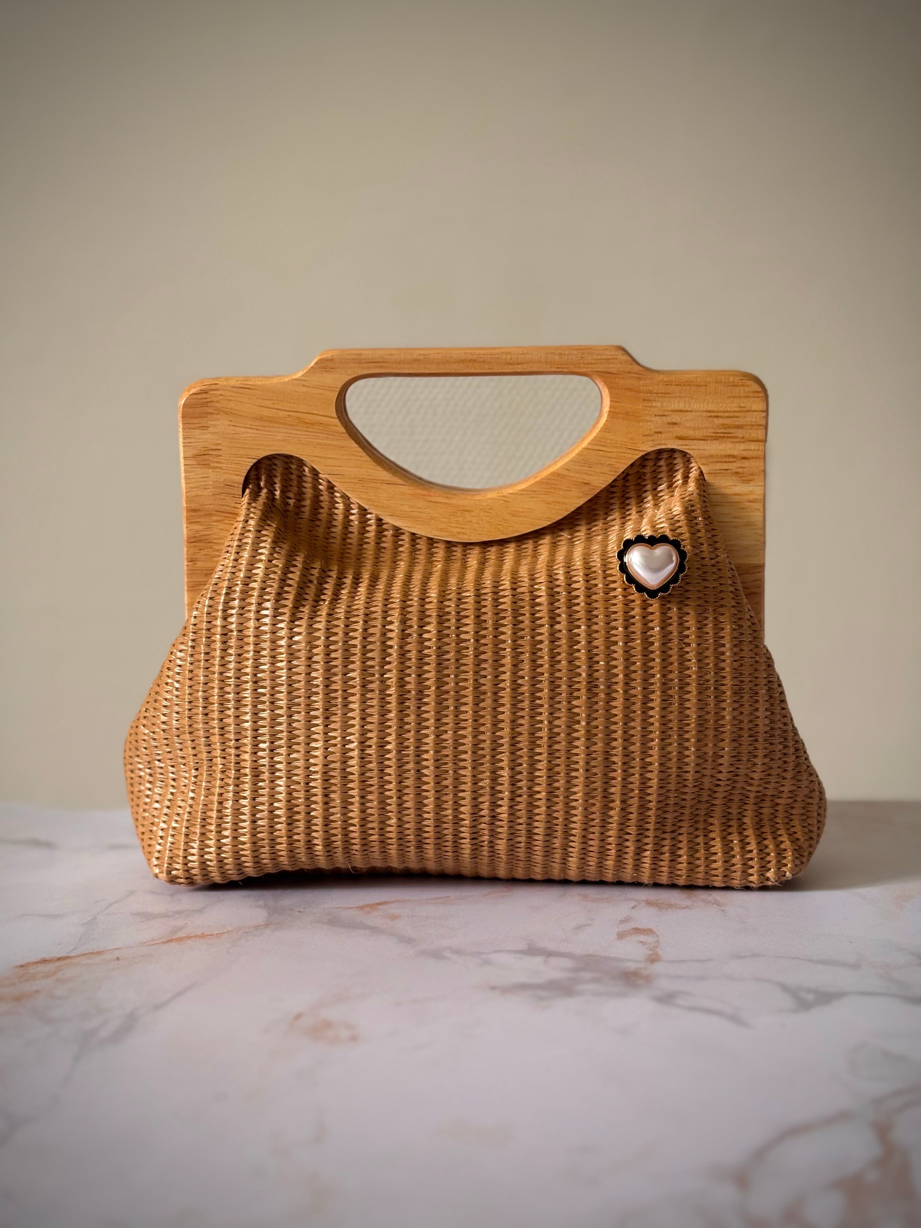 Bijou de bouton Petits Cœurs en Perles - porté en broche sur sac