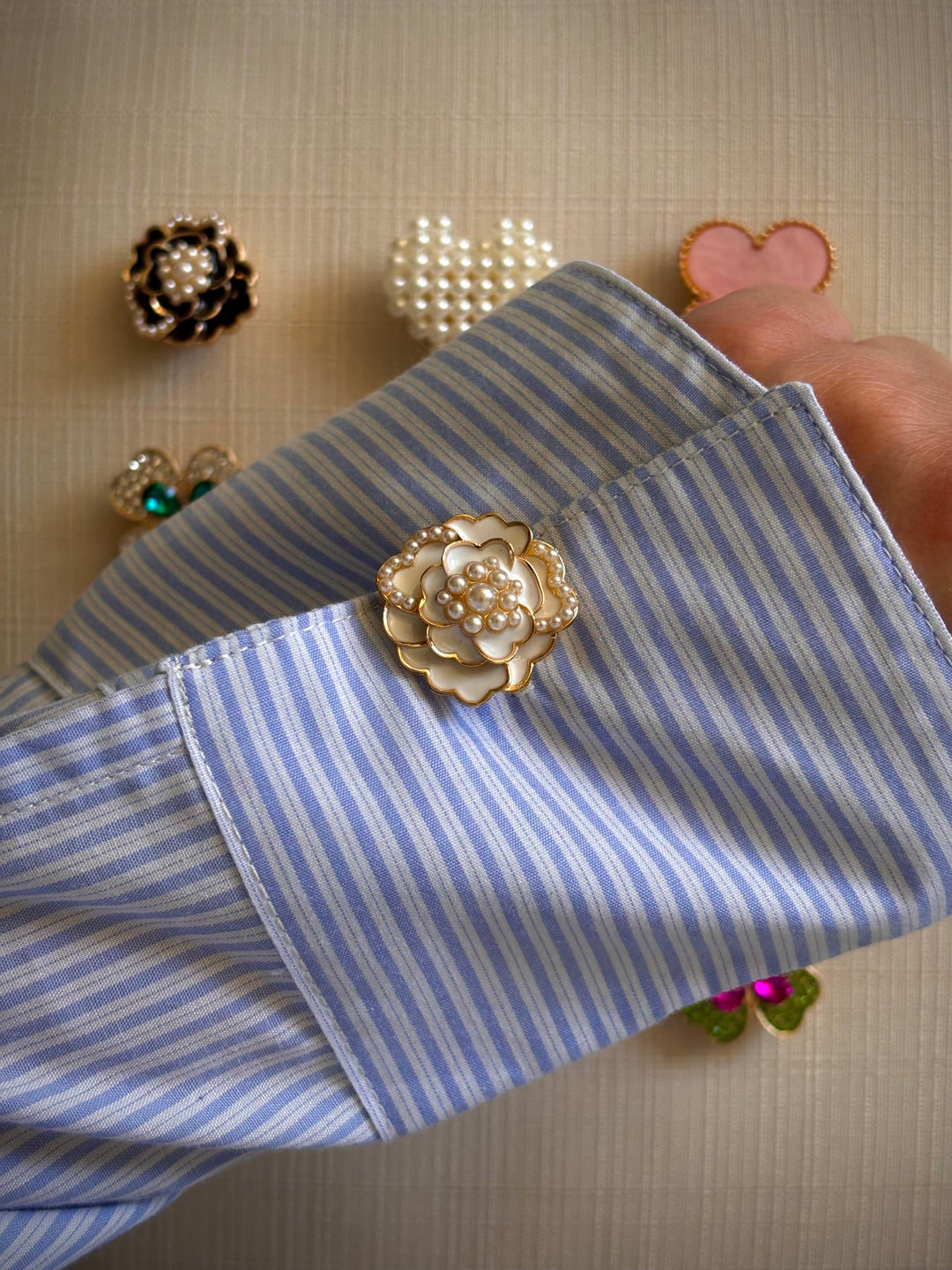 Chemise rayée bleue sublimée avec un bijou de bouton Charm Cover