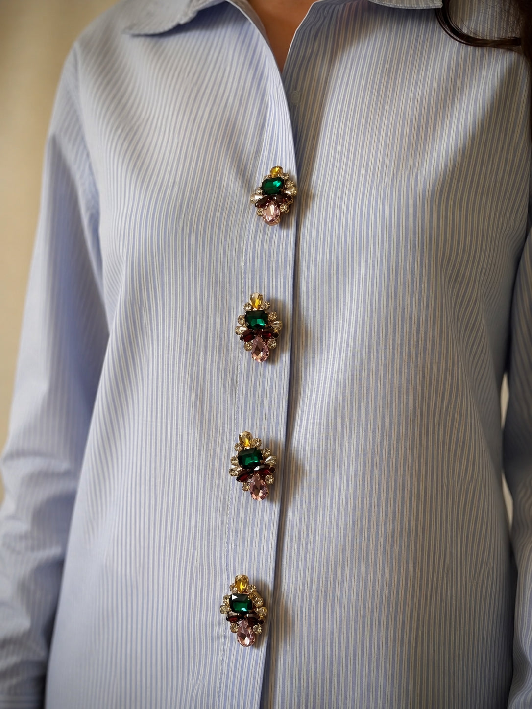 Chemise rayée bleue sublimée avec la Riviera, bijoux de bouton Charm Cover
