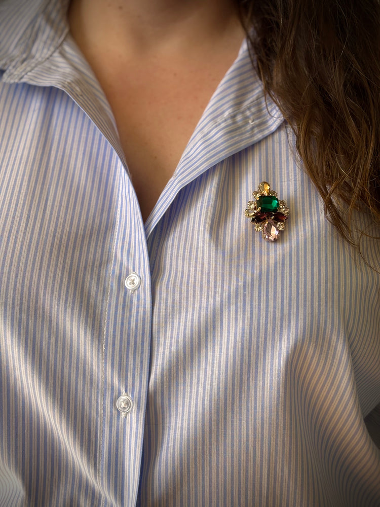 Bijou de bouton Riviera - porté en broche sur chemise