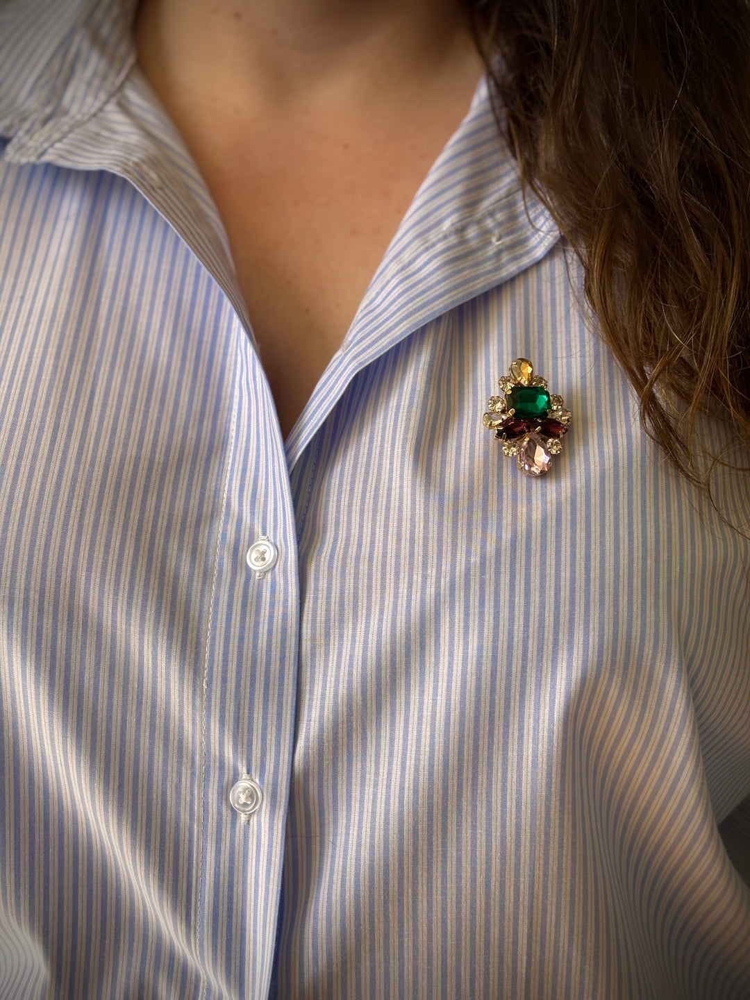 Bijou de bouton Riviera - porté en broche sur chemise
