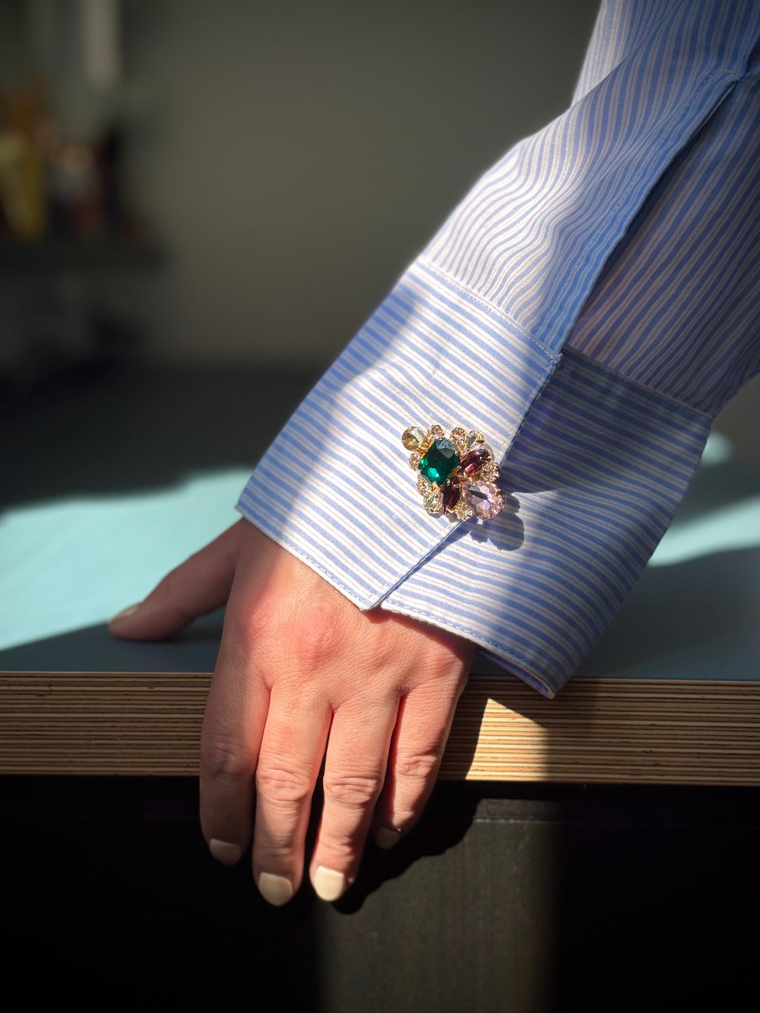 Bijou de bouton Riviera - porté sur manchette de chemise