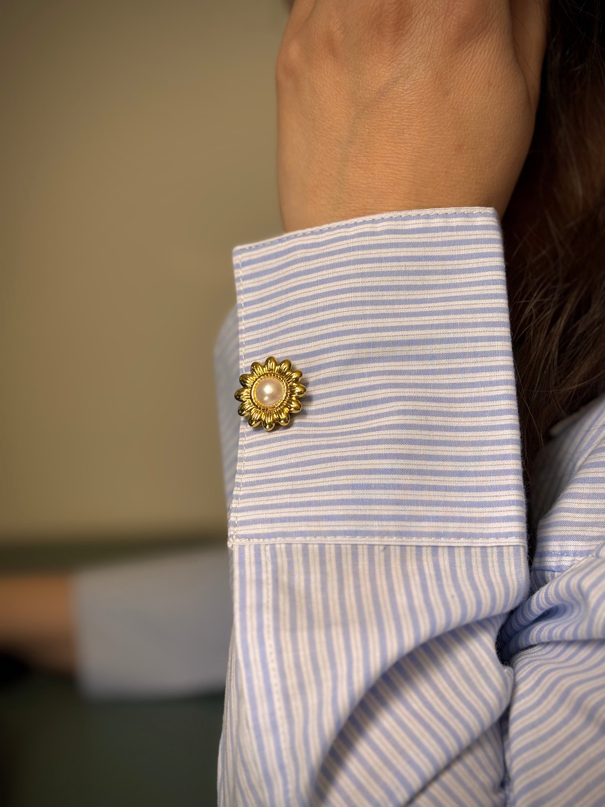 Manchette de chemise rayée bleue sublimée avec Tournesol & Perle, bijou de bouton Charm Cover
