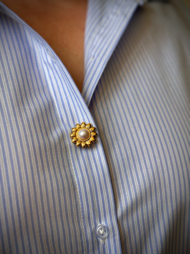 Bijou de bouton Tournesol et Perle - porté sur décolleté chemise