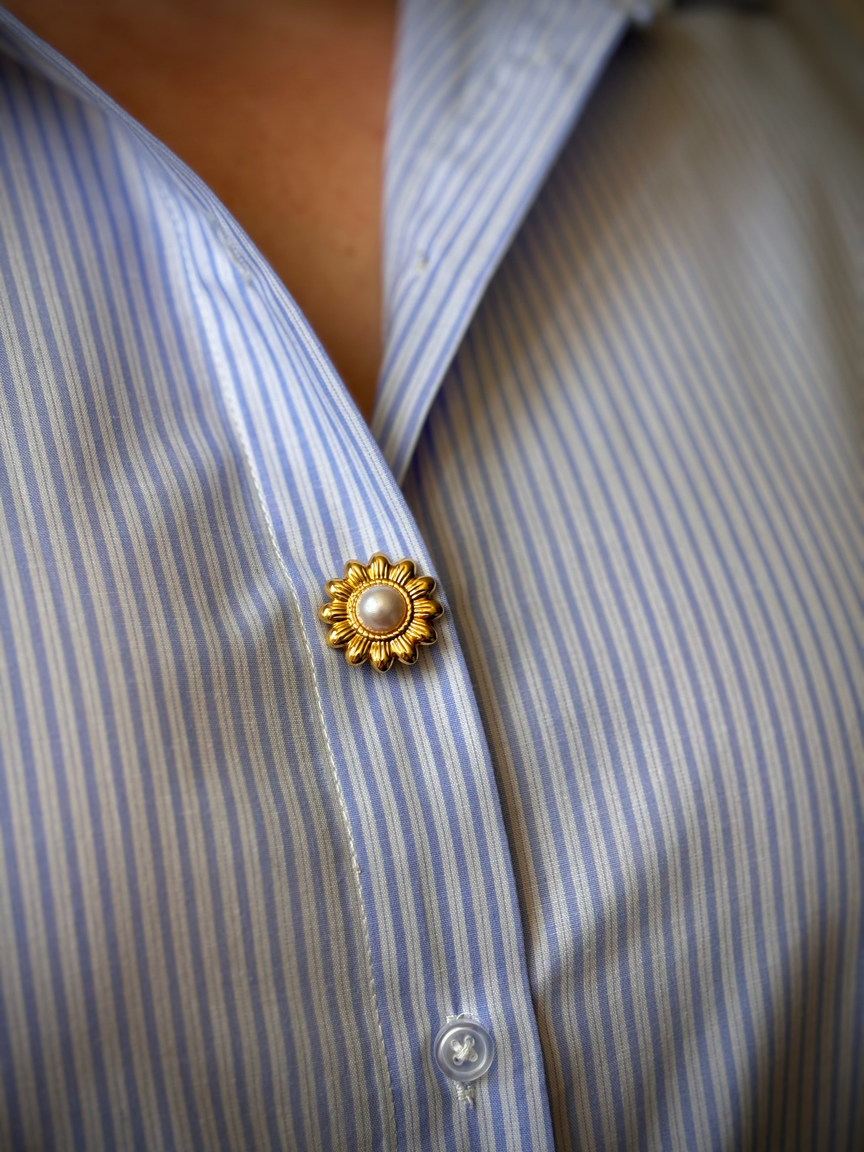 Bijou de bouton Tournesol et Perle - porté sur décolleté chemise
