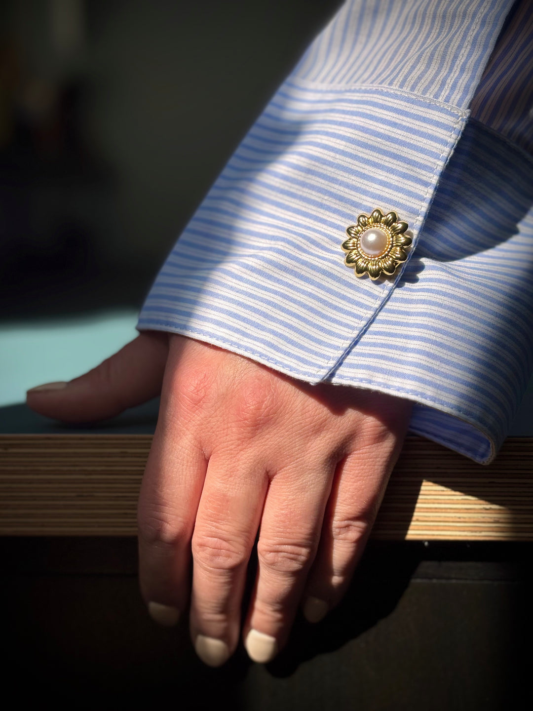 Bijou de bouton Tournesol et Perle - porté sur manchette de chemise