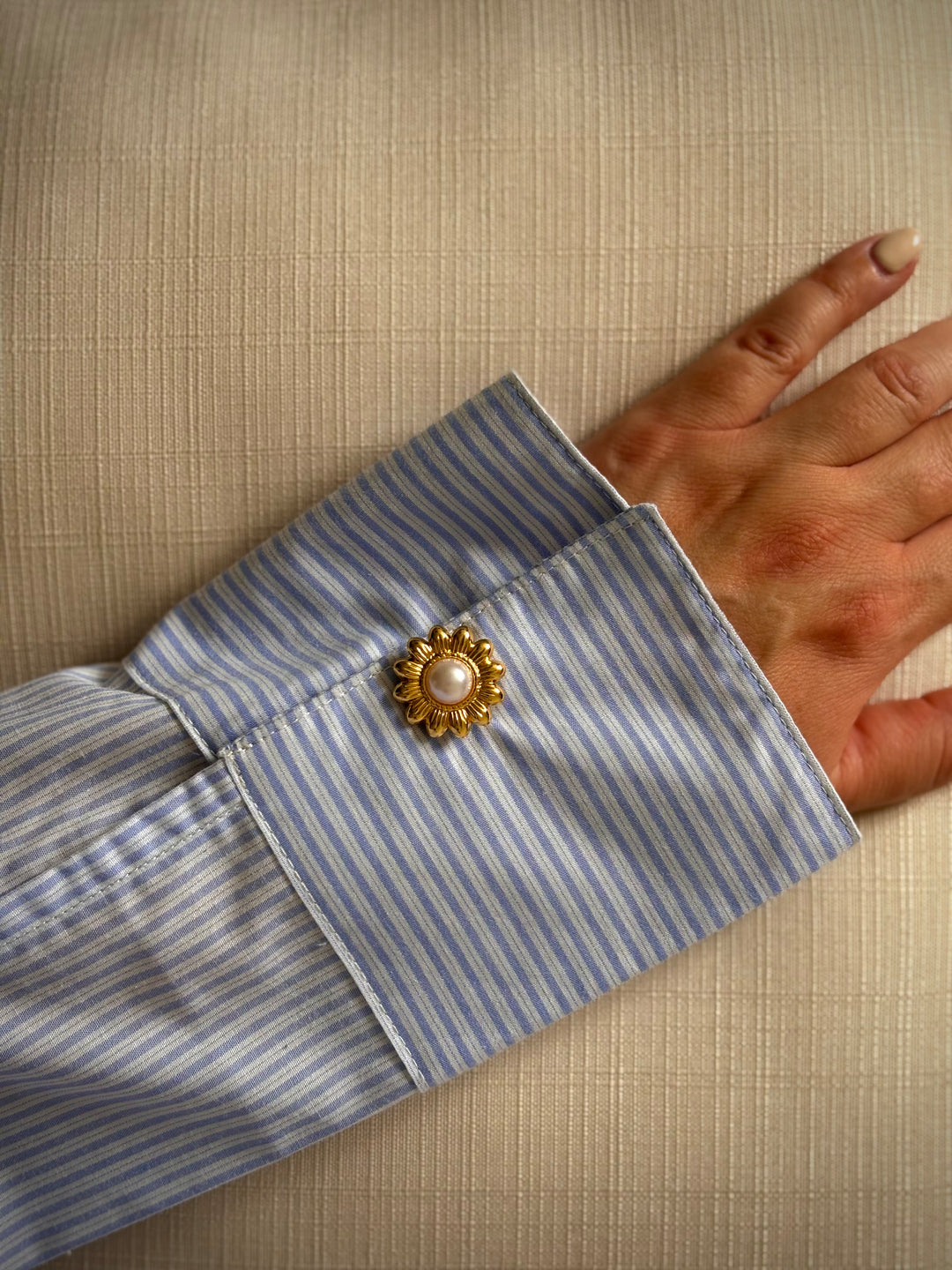 bijou-de-bouton-tournesol-perle-porte-sur-manchette-chemise