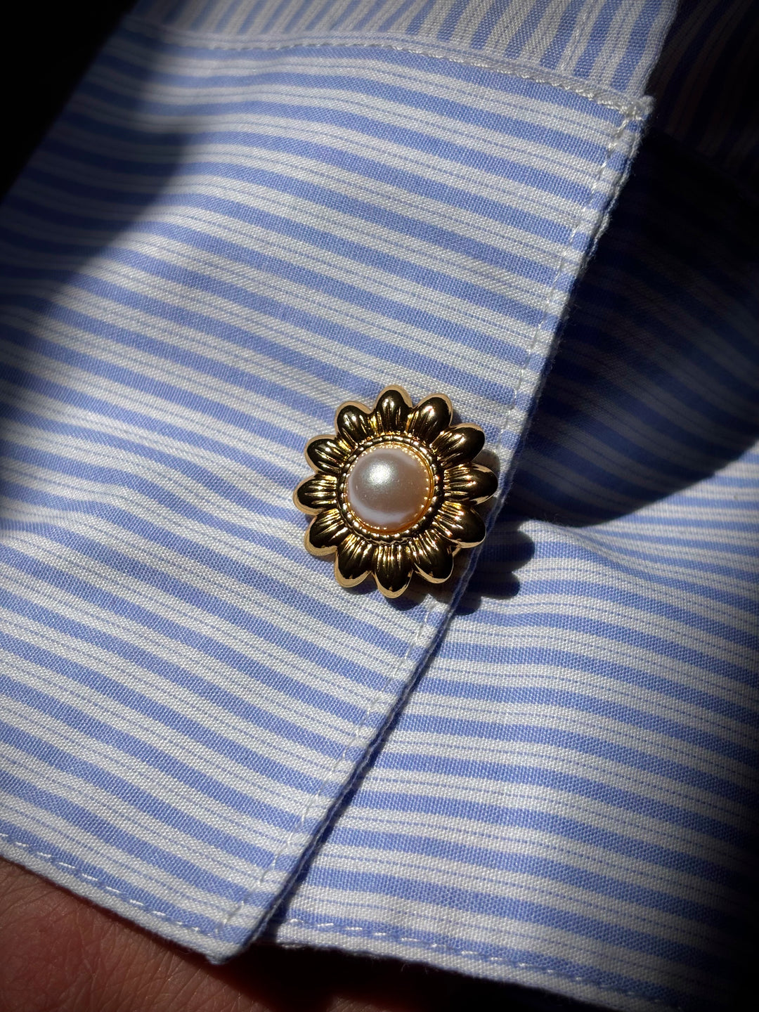 Bijou de bouton Tournesol et Perle - zoom sur manchette 