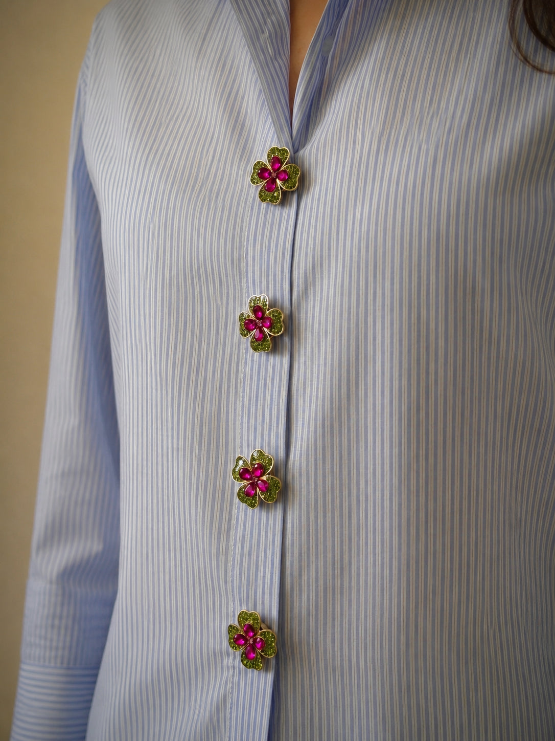 Chemise rayée bleue sublimée avec le Trèfle Elegance, bijoux de bouton Charm Cover