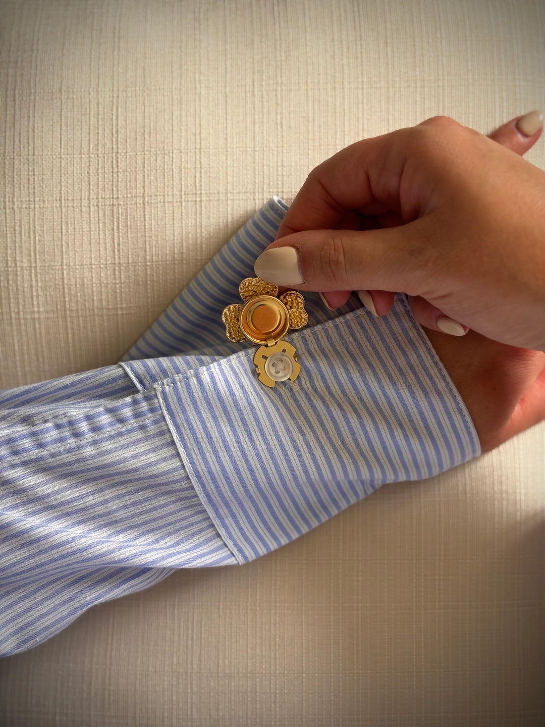 bijou-de-bouton-trefle-elegance-clipse-sur-bouton-chemise