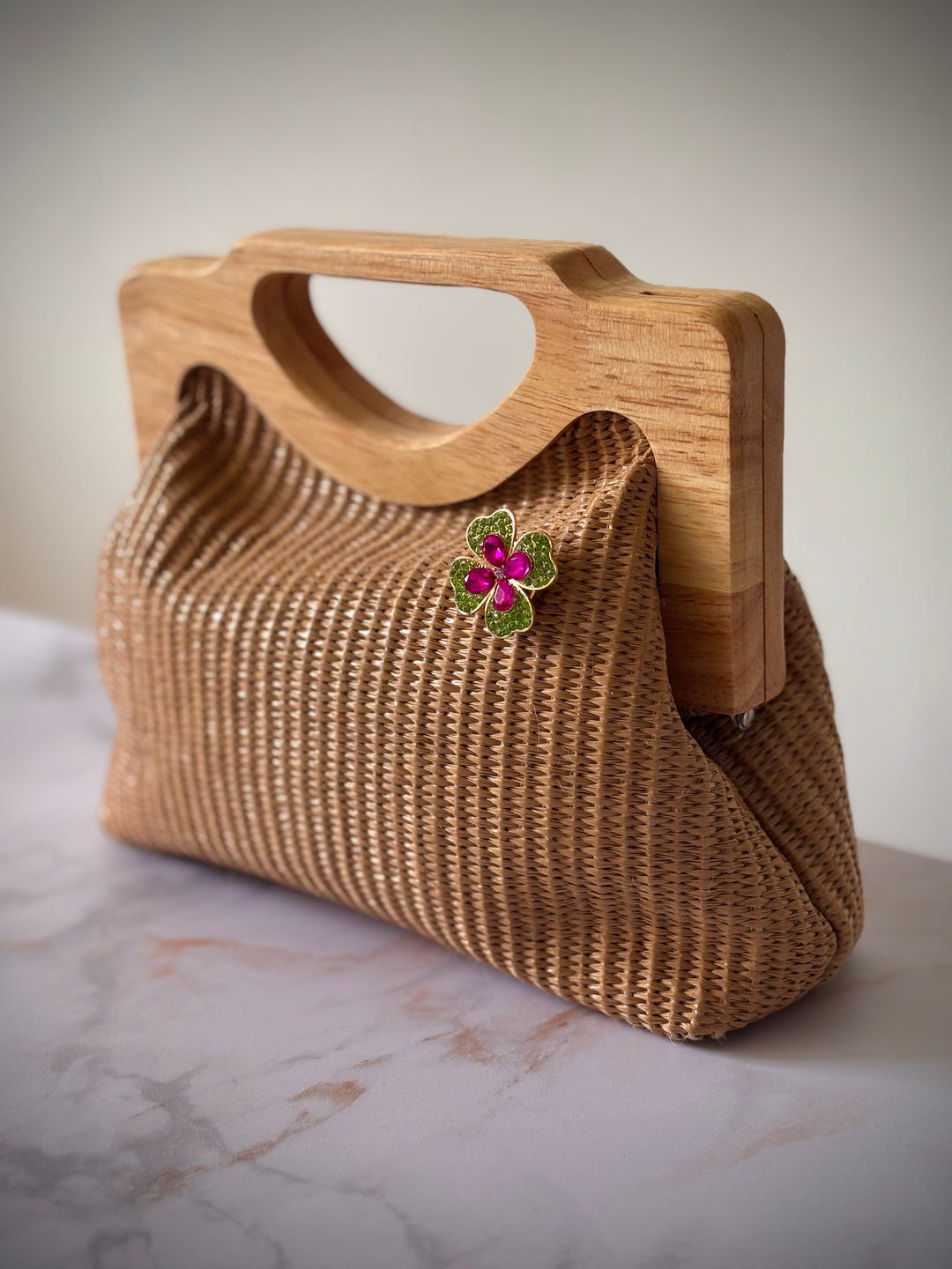 bijou-de-bouton-trefle-elegance-porte-sur-sac