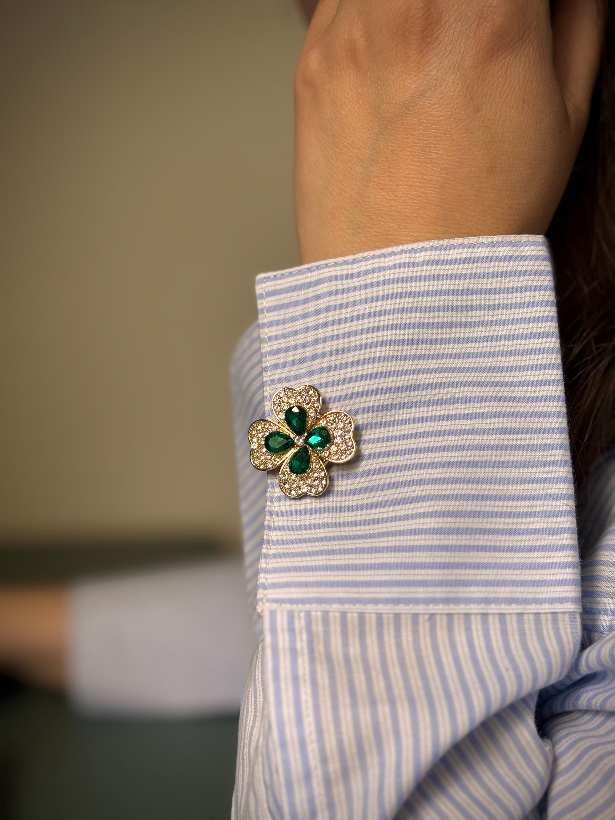 Manchette de chemise rayée bleue sublimée avec Trèfle Elégance vert, bijou de bouton Charm Cover
