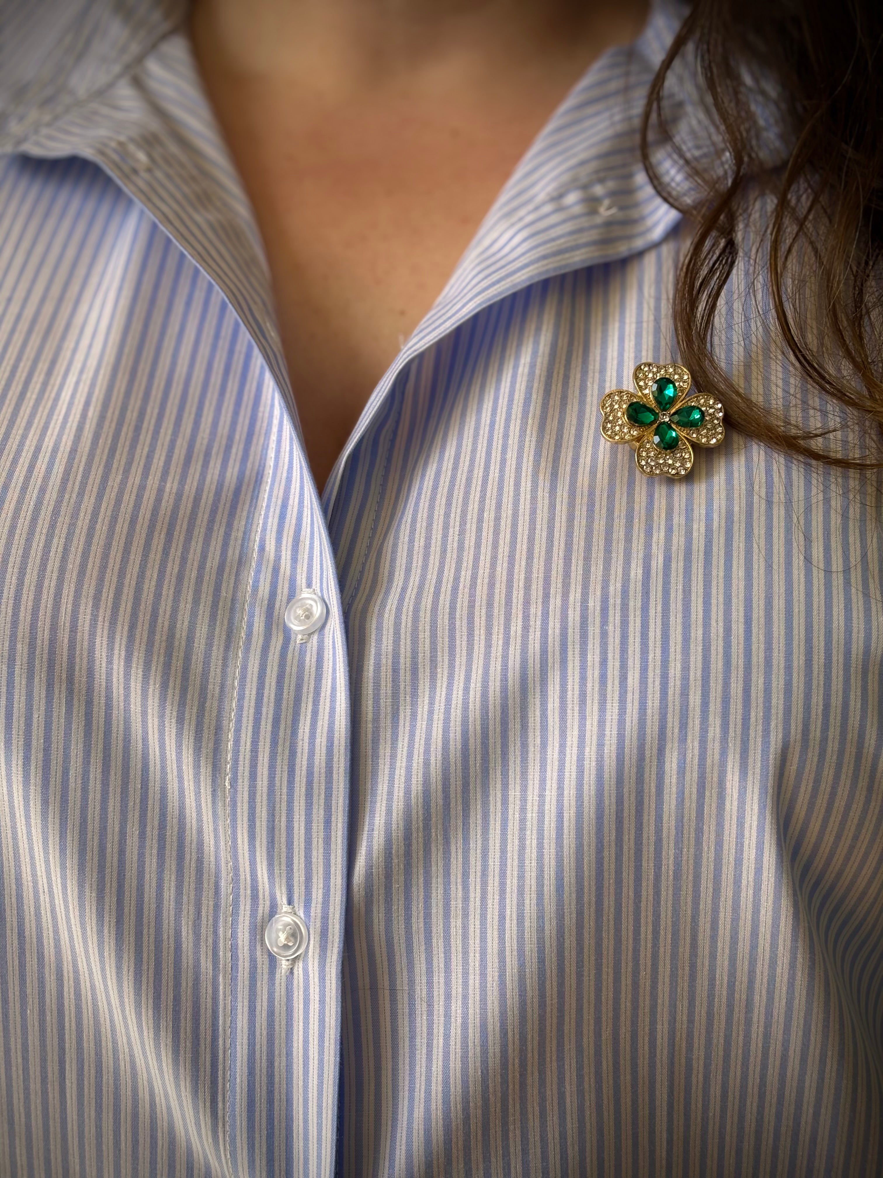 Bijou de bouton Trèfle Élégance vert - porté en broche sur chemise