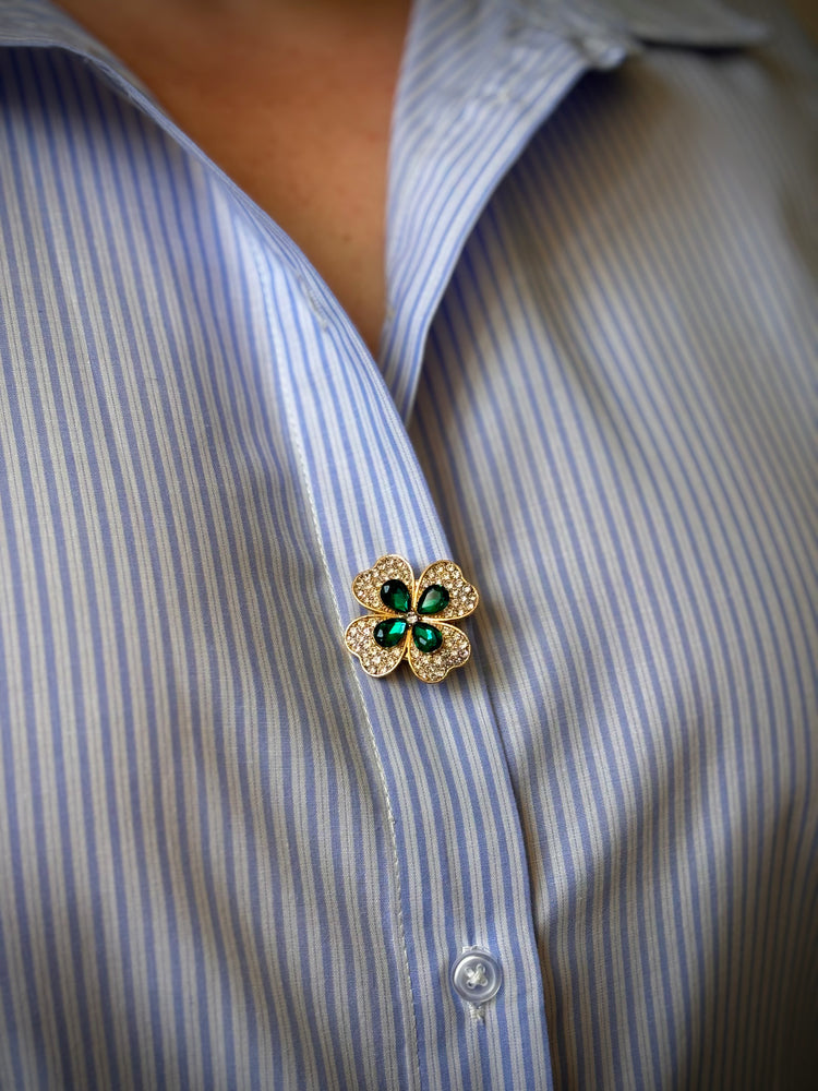 Bijou de bouton Trèfle Élégance vert - porté sur décolleté chemise