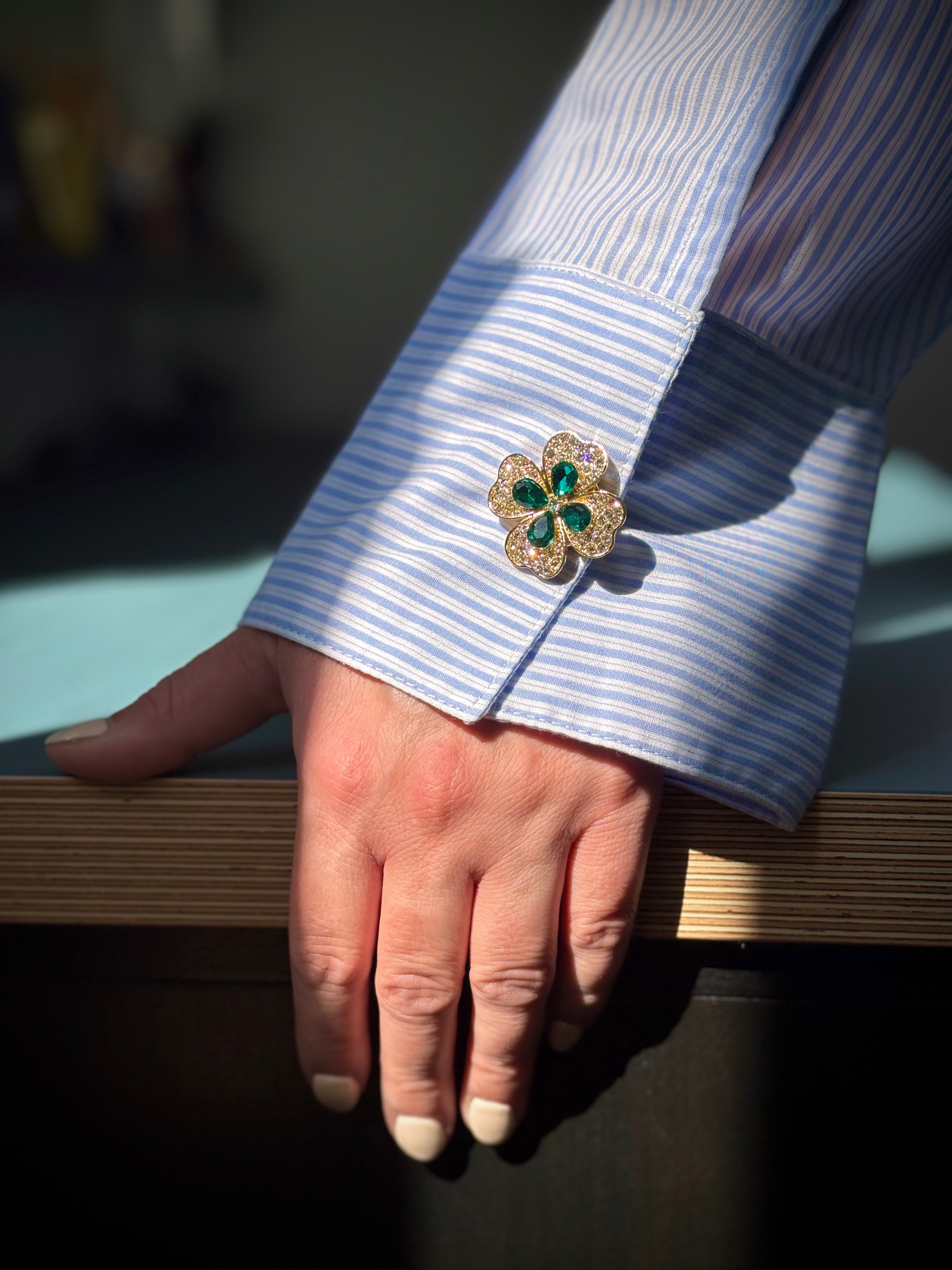 Bijou de bouton Trèfle Élégance vert - porté sur manchette de chemise