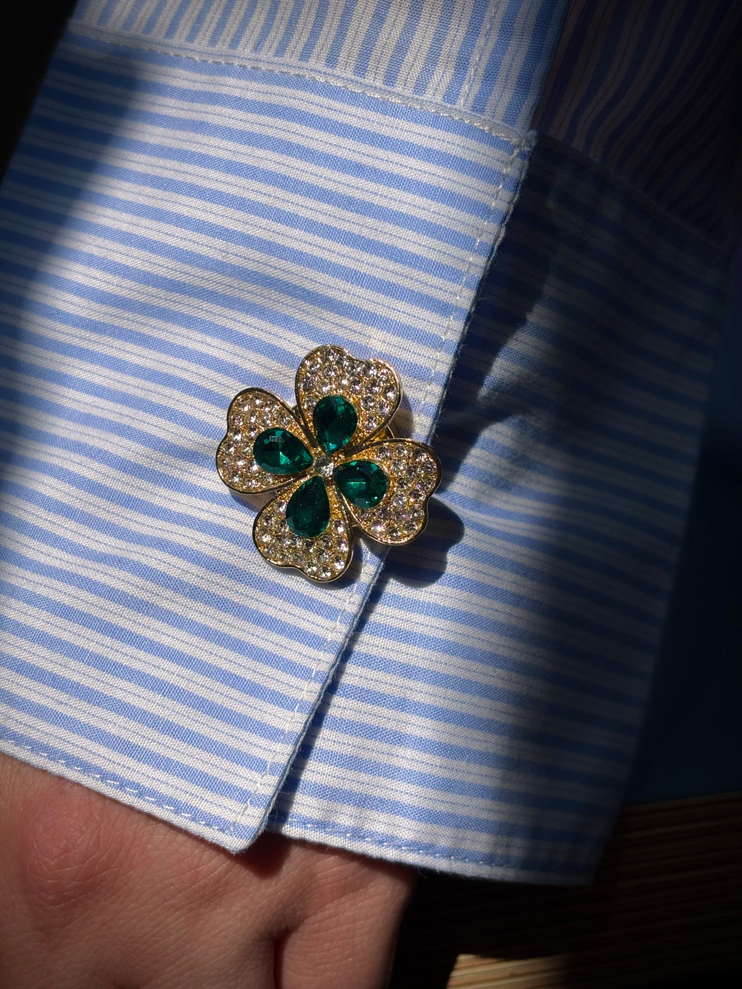 Bijou de bouton Trèfle Élégance vert - zoom sur manchette