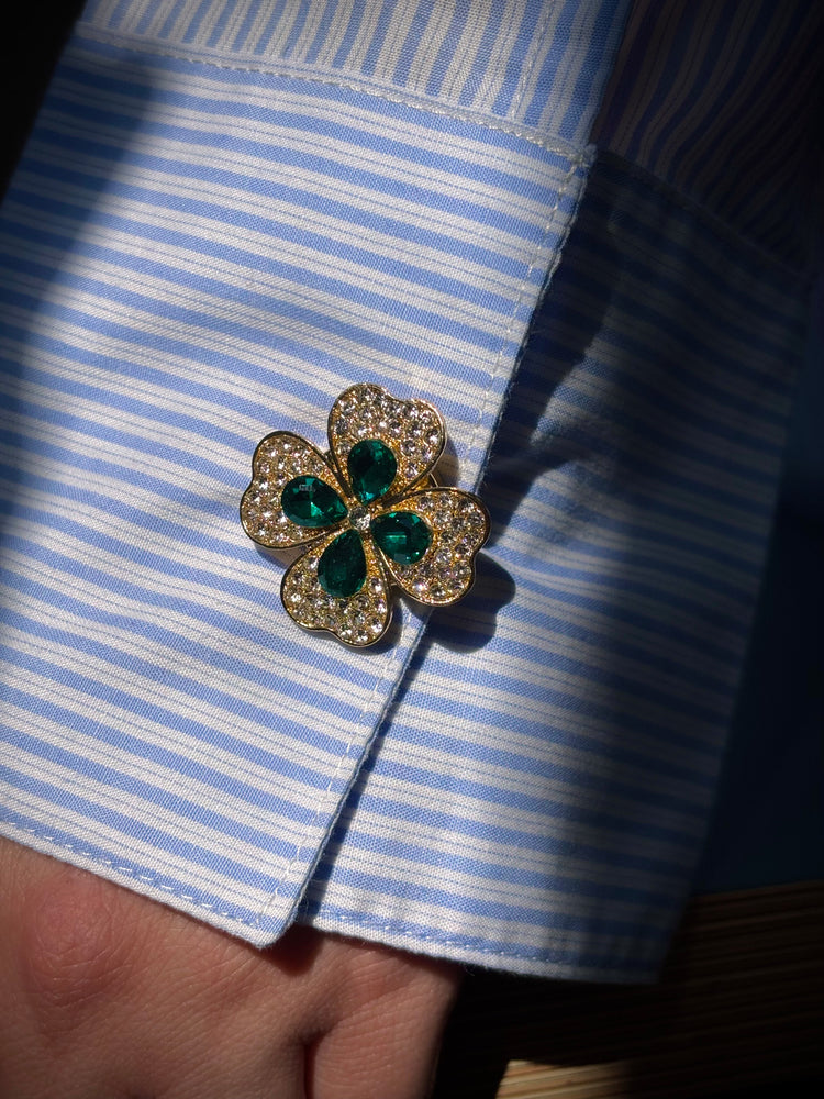 Bijou de bouton Trèfle Élégance vert - zoom sur manchette