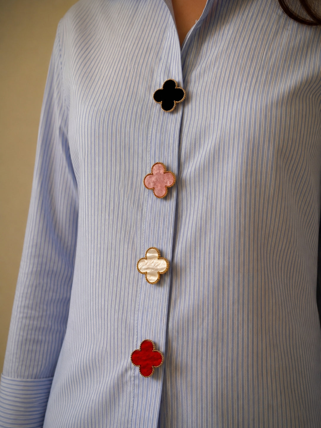 Chemise rayée bleue sublimée avec les Trèfles à 4 Feuilles Colorées, bijoux de bouton Charm Cover
