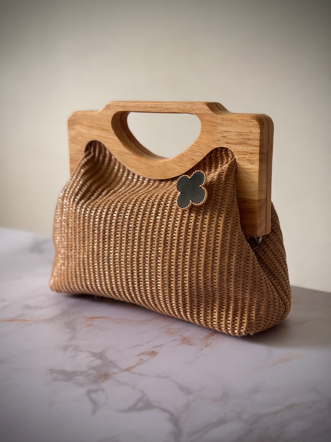 bijou-de-bouton-trefles-4-feuilles-colorees-porte-sur-sac