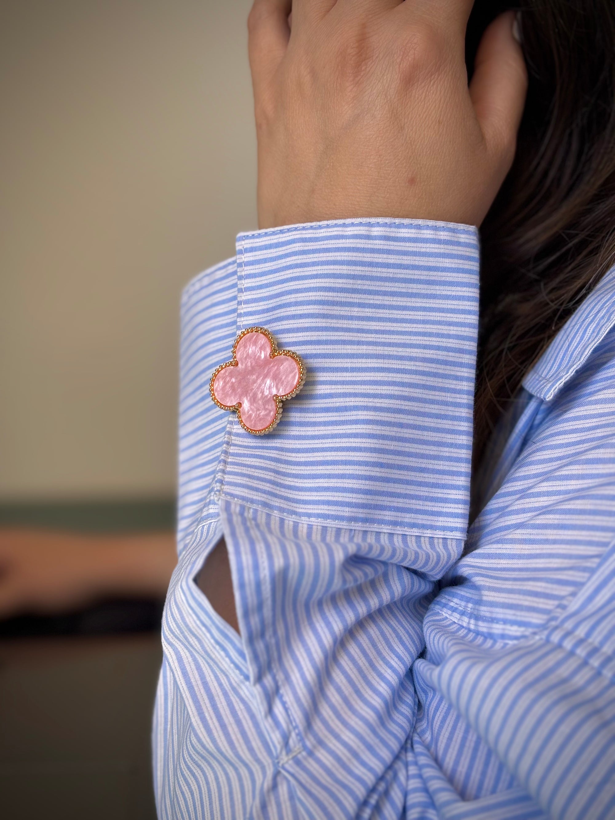 Manchette de chemise rayée bleue sublimée avec un Trèfle à 4 Feuilles Colorées rose, bijou de bouton Charm Cover