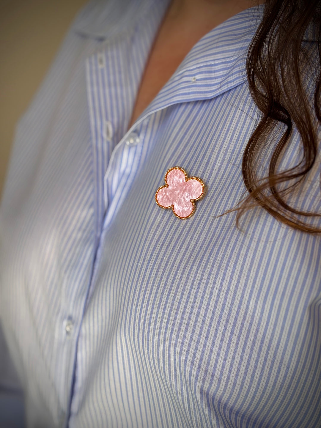 Bijou de bouton Trèfles à 4 Feuilles Colorées rose - porté en broche sur chemise