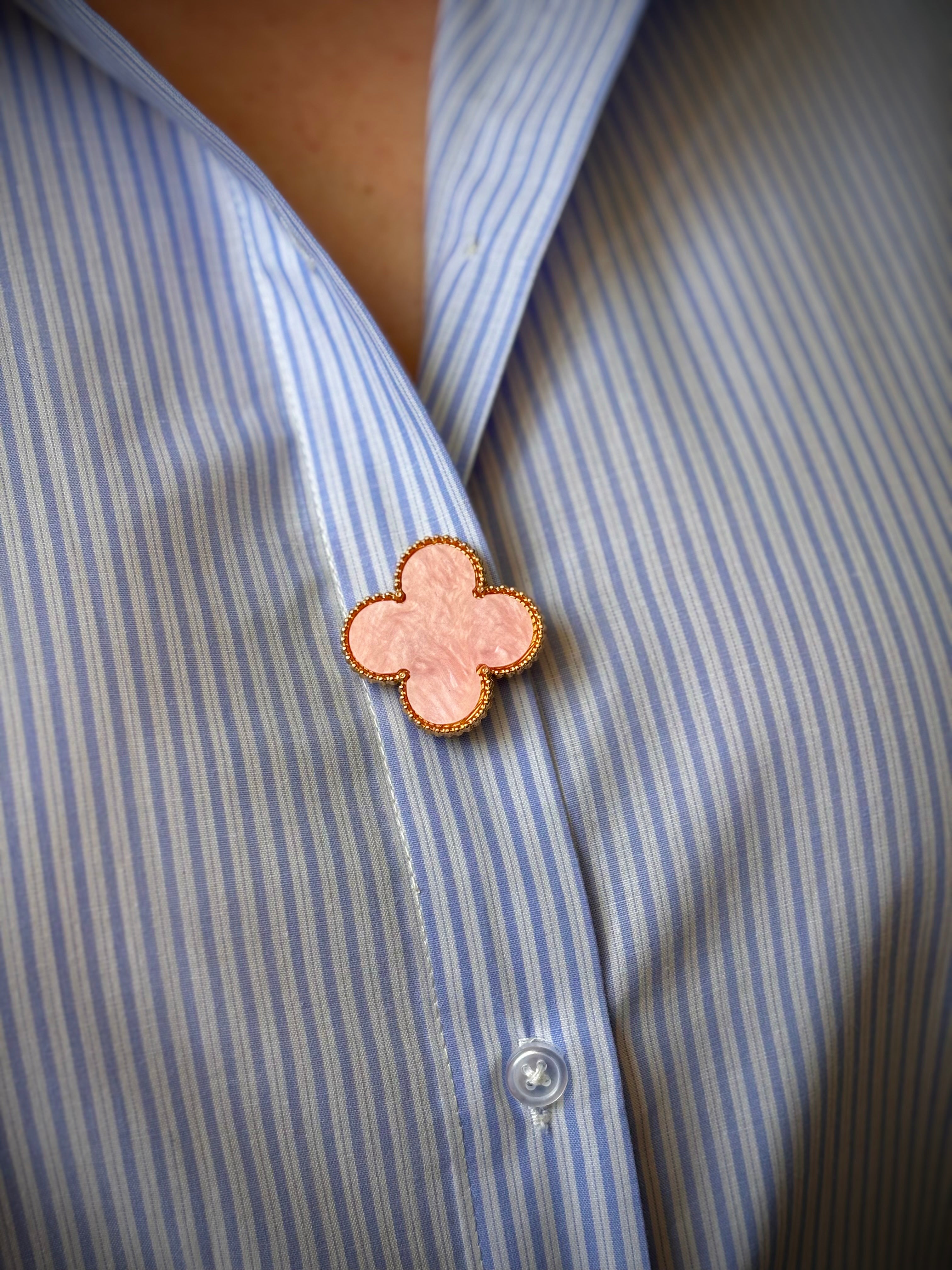 Bijou de bouton Trèfles à 4 Feuilles Colorées rose - porté sur décolleté chemise