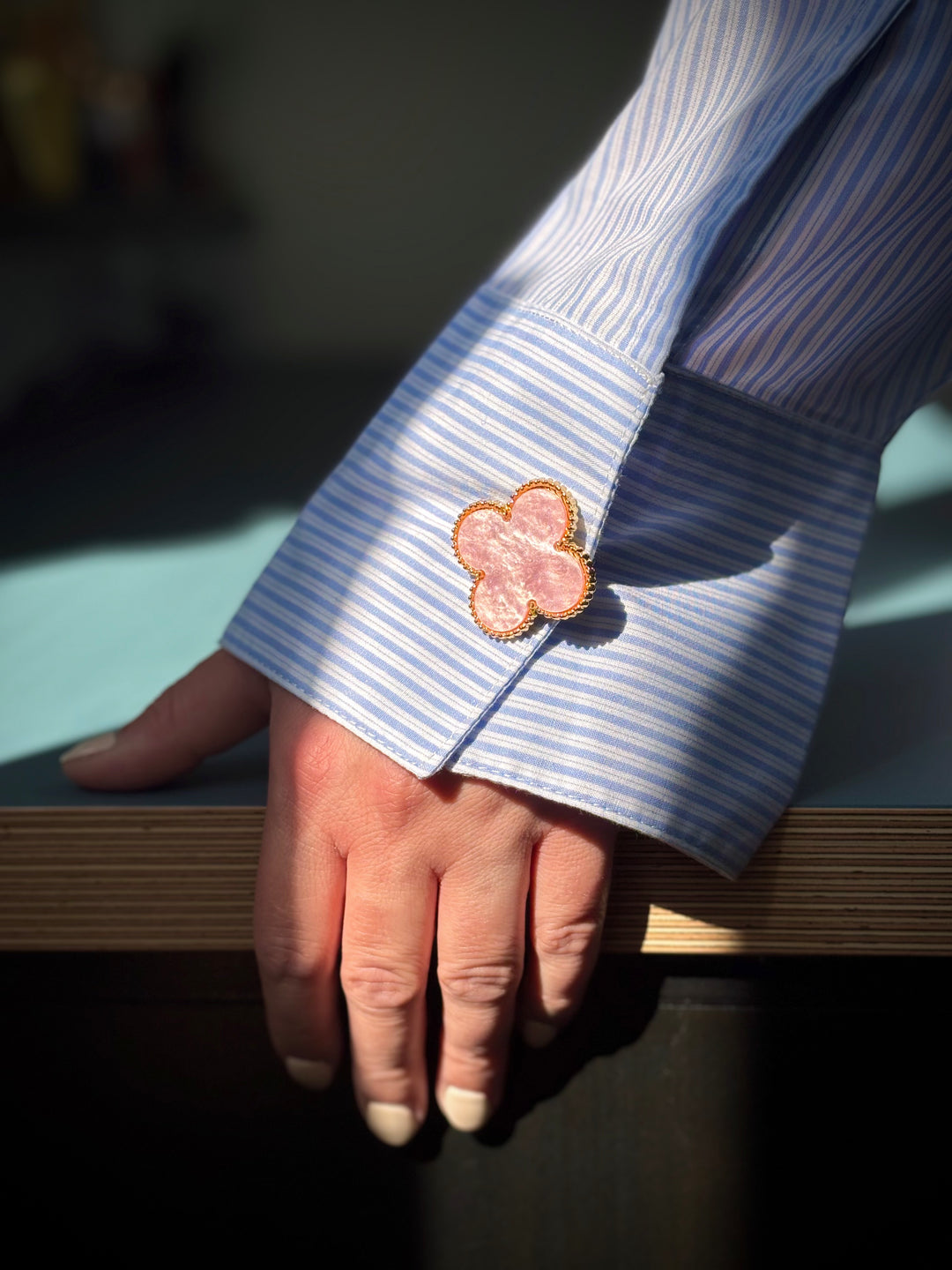 Bijou de bouton Trèfles à 4 Feuilles Colorées rose - porté sur manchette de chemise