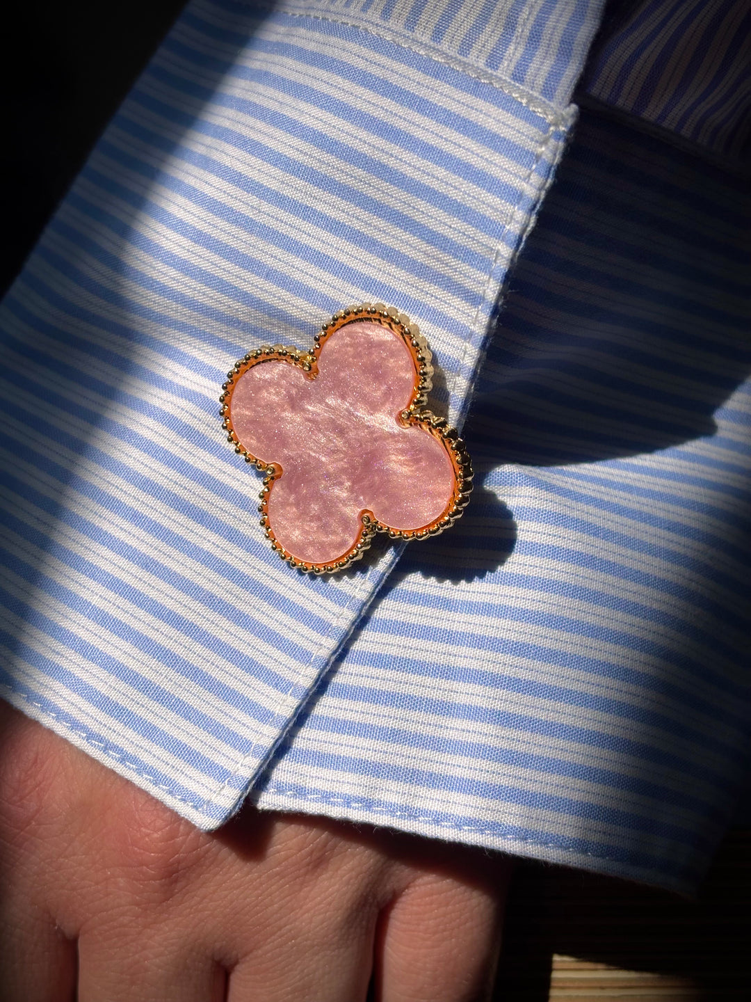 Bijou de bouton Trèfles à 4 Feuilles Colorées rose - zoom sur manchette 