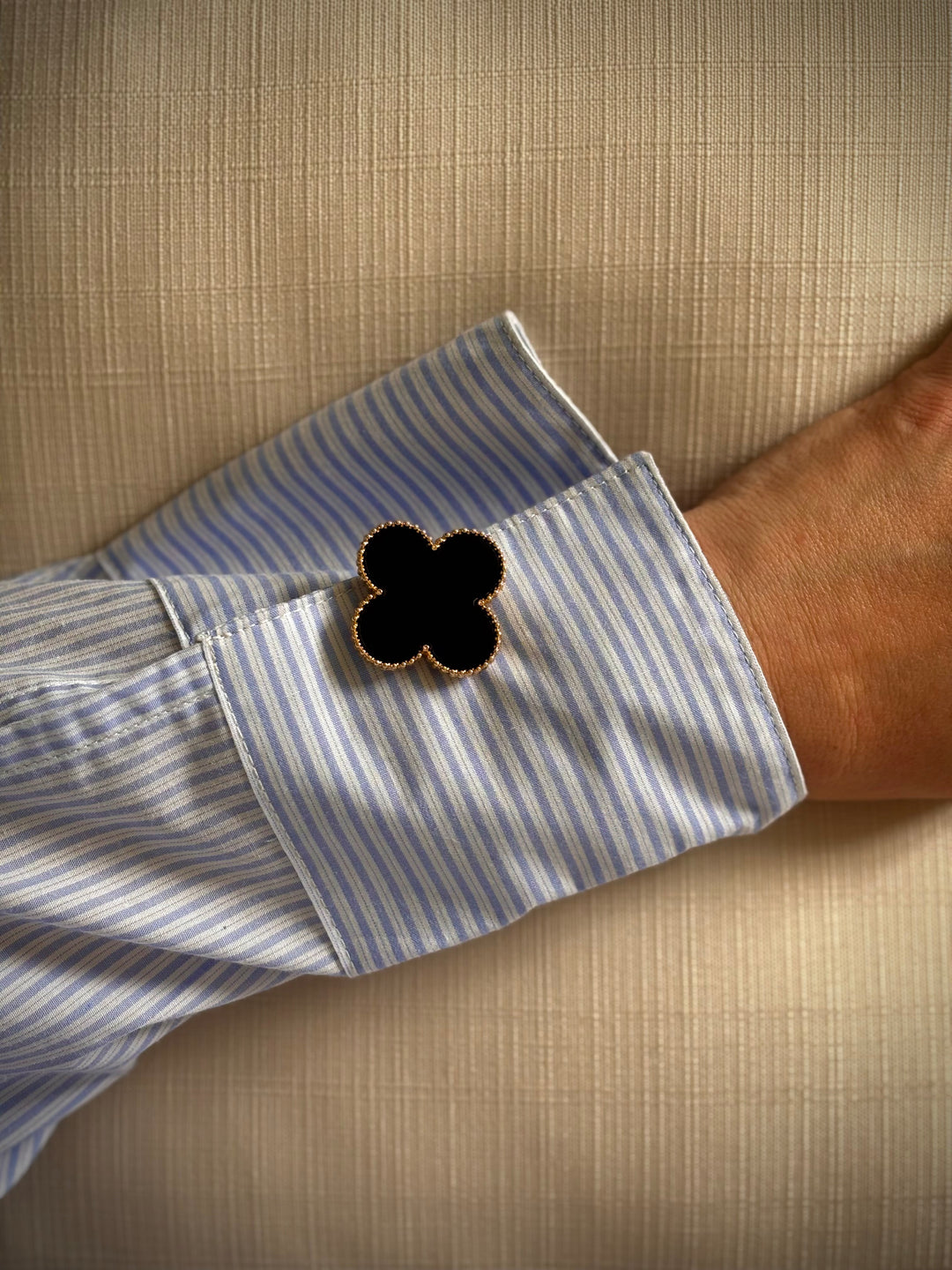 bijou-de-bouton-trefles-colores-porte-sur-manchette-chemise